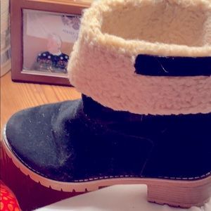 Ankle fur line boots